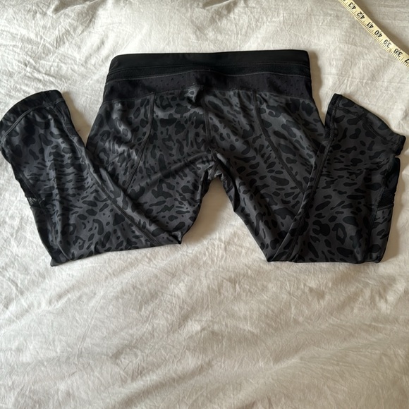 Lulu Lemon Just Breathe Animal Swirl Size 8 - Picture 6 of 9